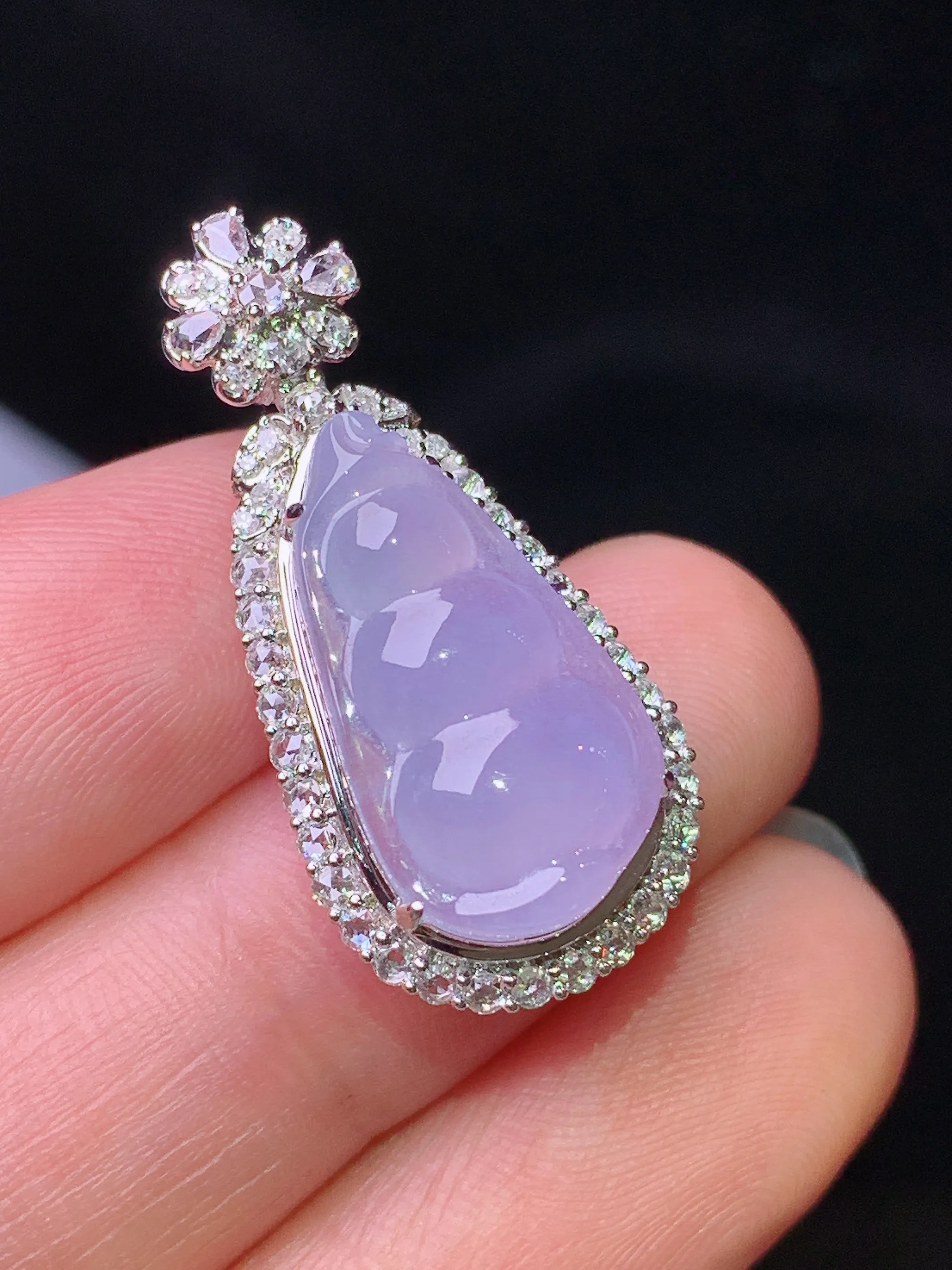 18k金钻镶嵌紫罗兰四季豆吊坠 玉质细腻 色泽清新艳丽 整体尺寸29*13.8*8.7