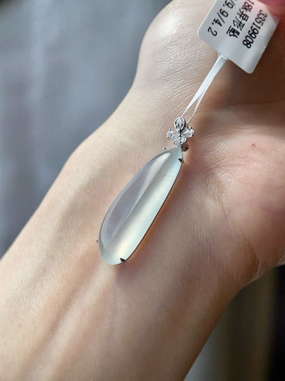 18k镶嵌 冰种随形坠
【尺寸】28.2-9.9-4.2