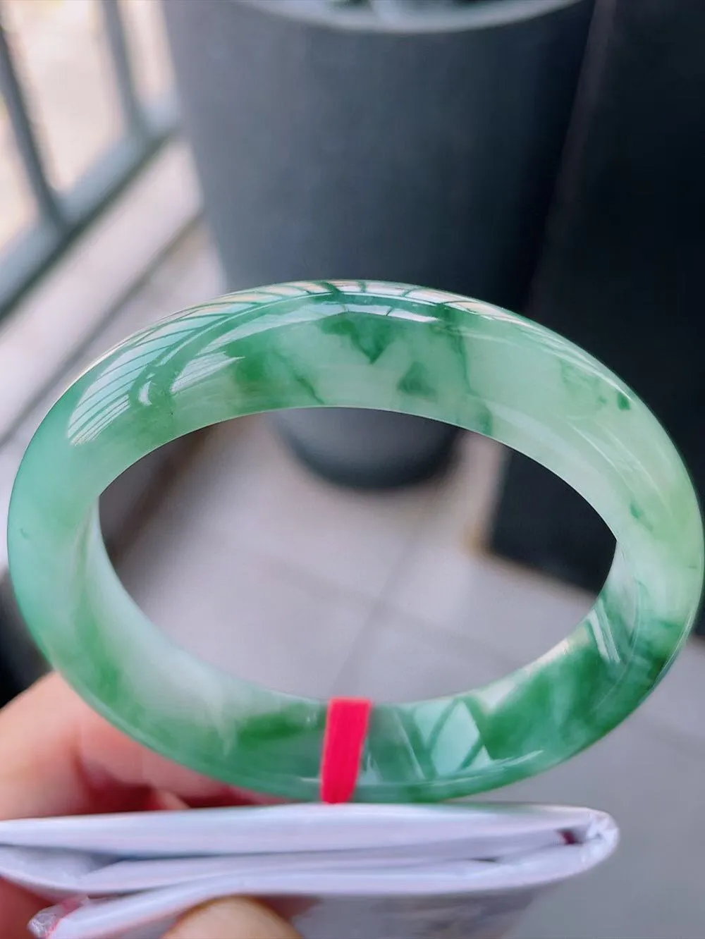 【翡翠名称】老种冰飘花58正圈口手镯
【翡翠尺寸】58-13.8-9mm适合57-59正圈口佩戴
【