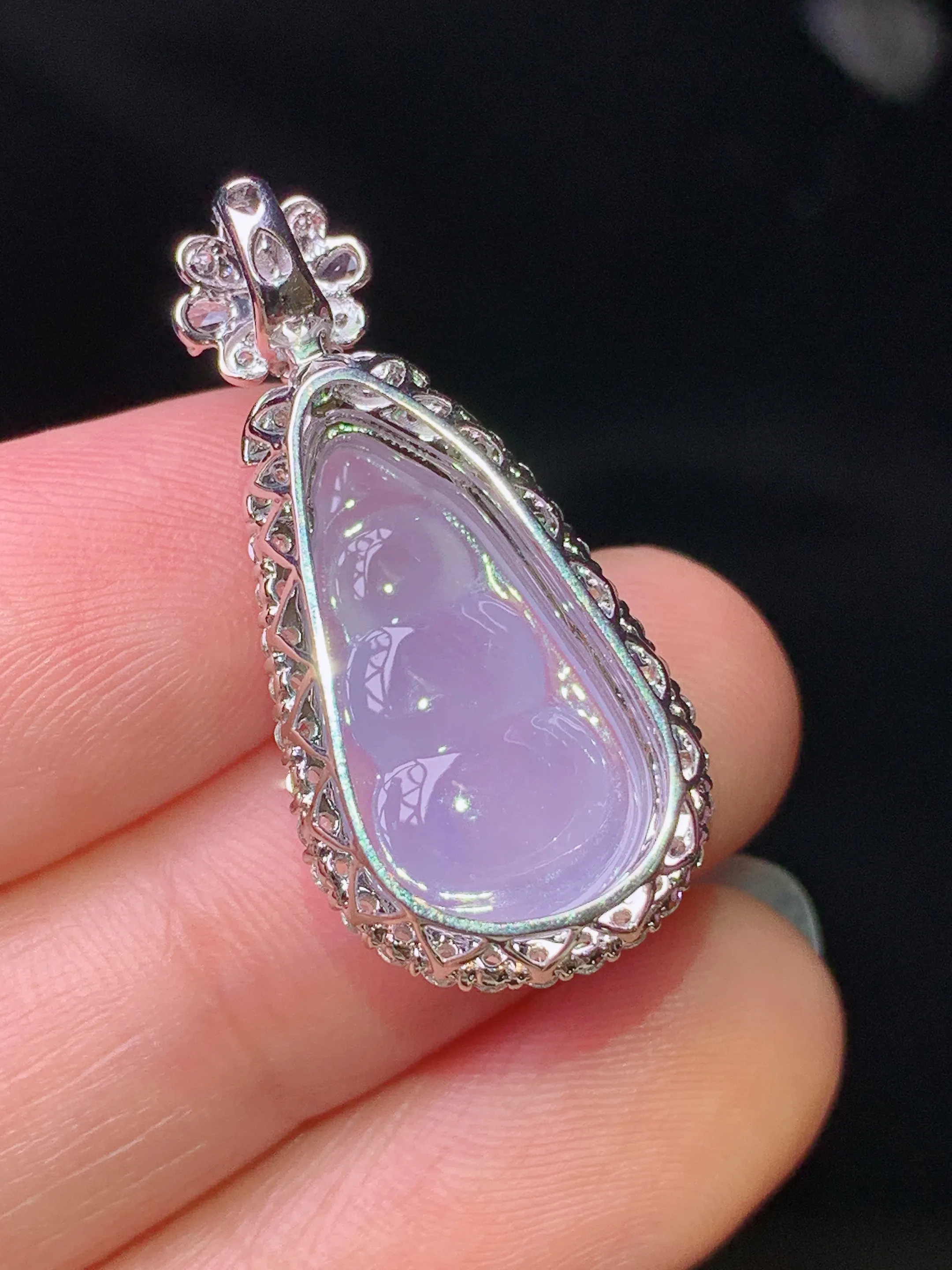 18k金钻镶嵌紫罗兰四季豆吊坠 玉质细腻 色泽清新艳丽 整体尺寸29*13.8*8.7