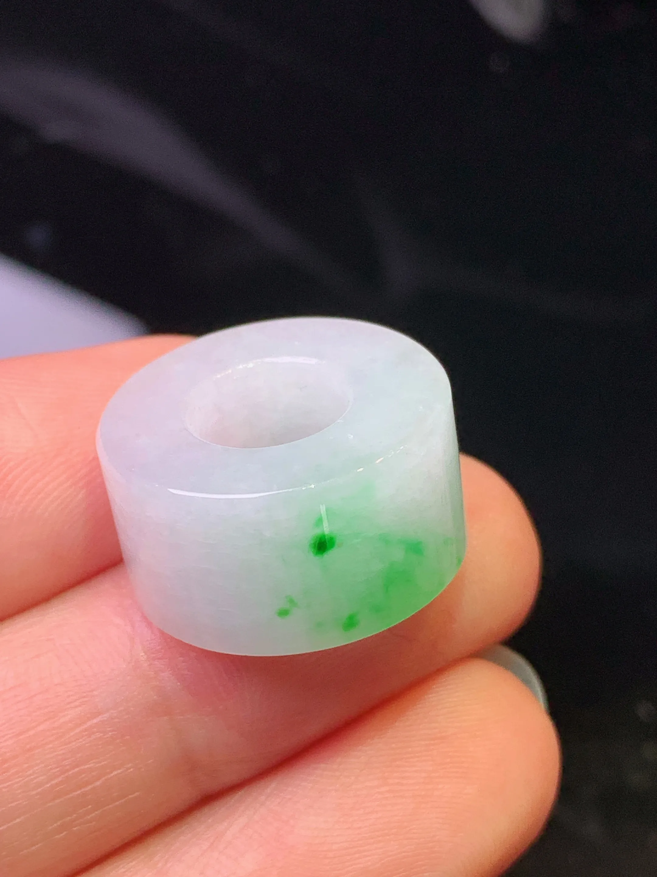 飘绿路路通吊坠 玉质细腻 色泽清新艳丽 整体尺寸18.6*9.6