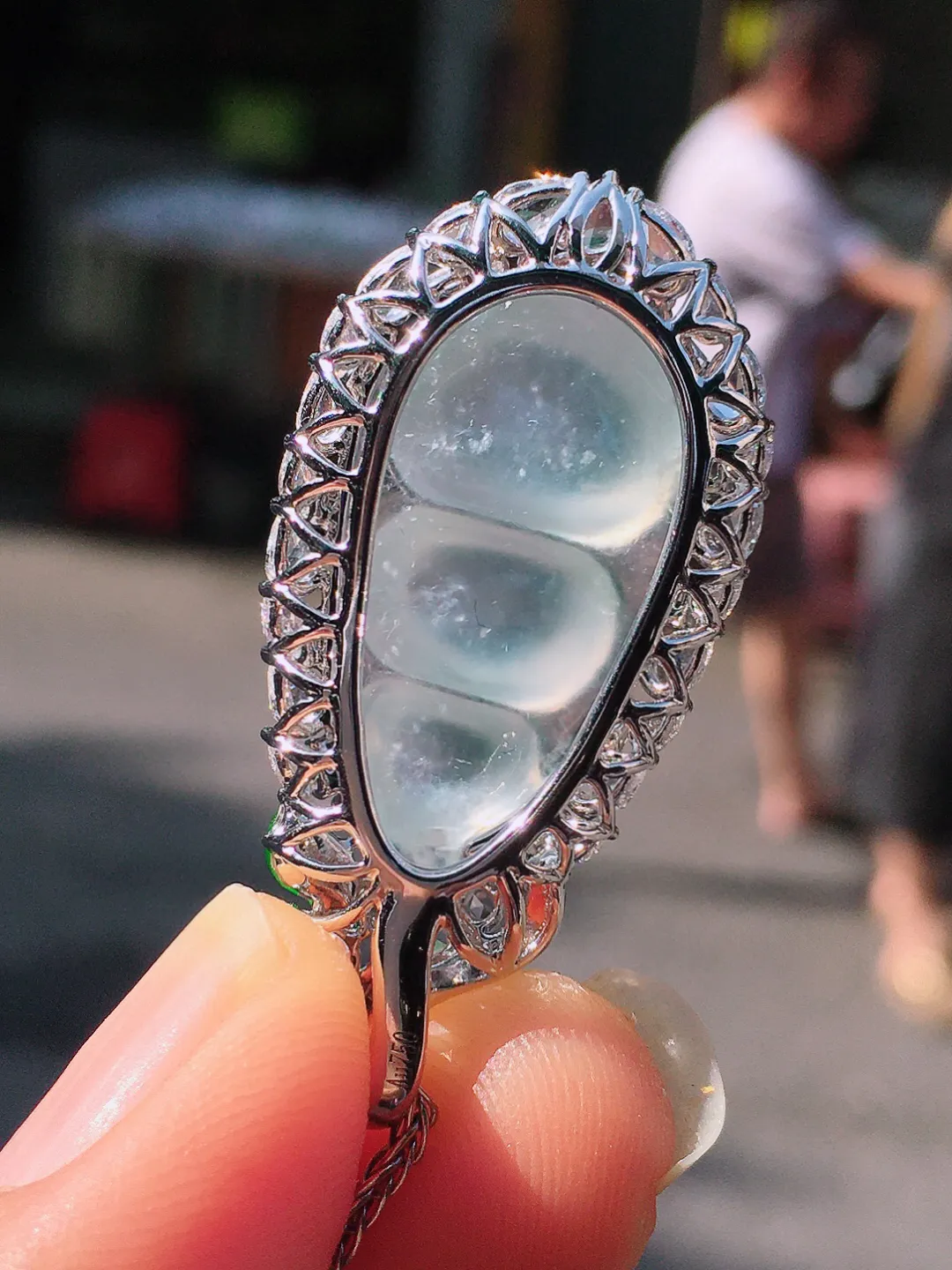 冰种福豆吊坠，玉质细腻，荧光感超
强，饱满圆润，尽显优雅气质，18k
金豪华镶嵌