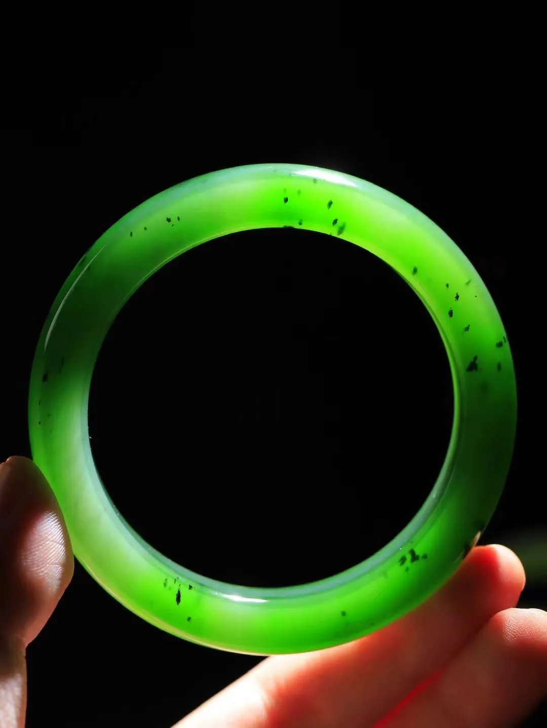 【碧波流转·手镯】

精品️和田玉碧玉手镯，玉质细腻温润，手感舒适，️线条流畅，简约大气，美自天成，佩戴于腕间，婉约之美，举手投足间透出那份低调奢华，醉人心扉。
重82.4克 内径圈口61mm  尺寸13.3-10.2mm  FDT-111252133