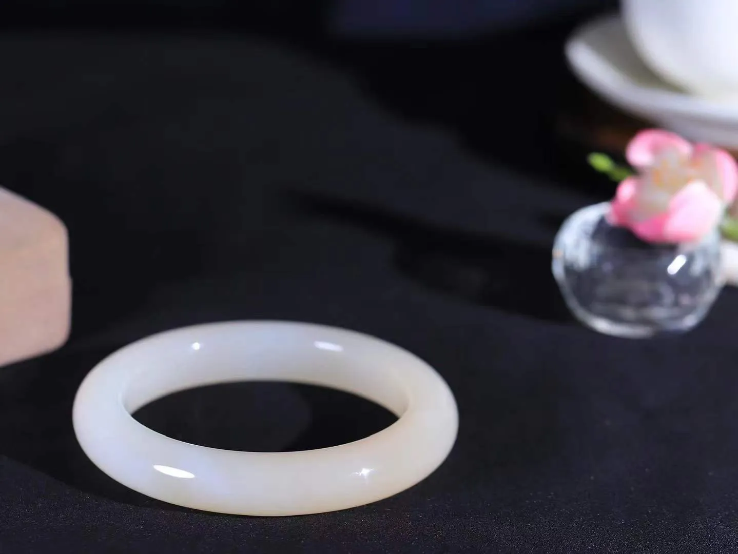 （腕间雅致.手镯）

精品和田玉藕粉双色手镯 质地油润，大气雅致，清风明月潺潺，浮浮洗尽铅华随于