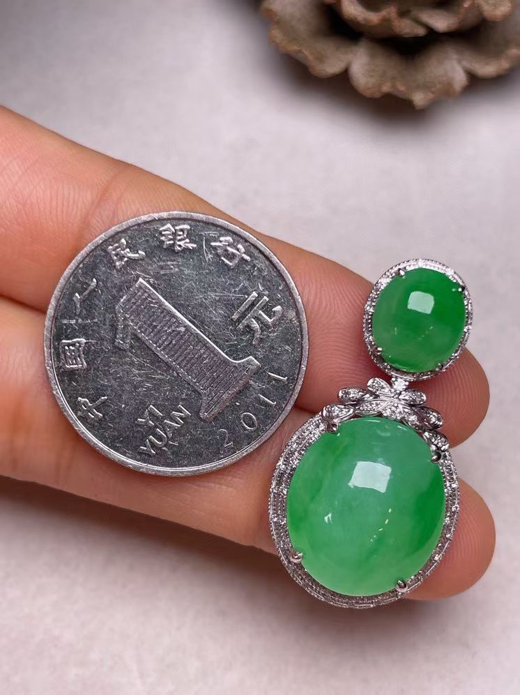 冰种阳绿蛋面吊坠、真金真钻镶嵌，种水好，玉质细腻 .裸石尺寸 17.2*14.3