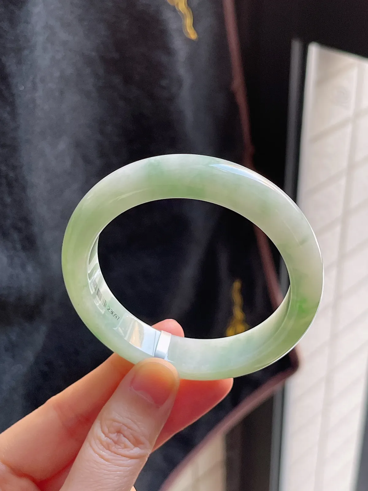 正圈54圈口，翡翠糯化种淡绿色手镯