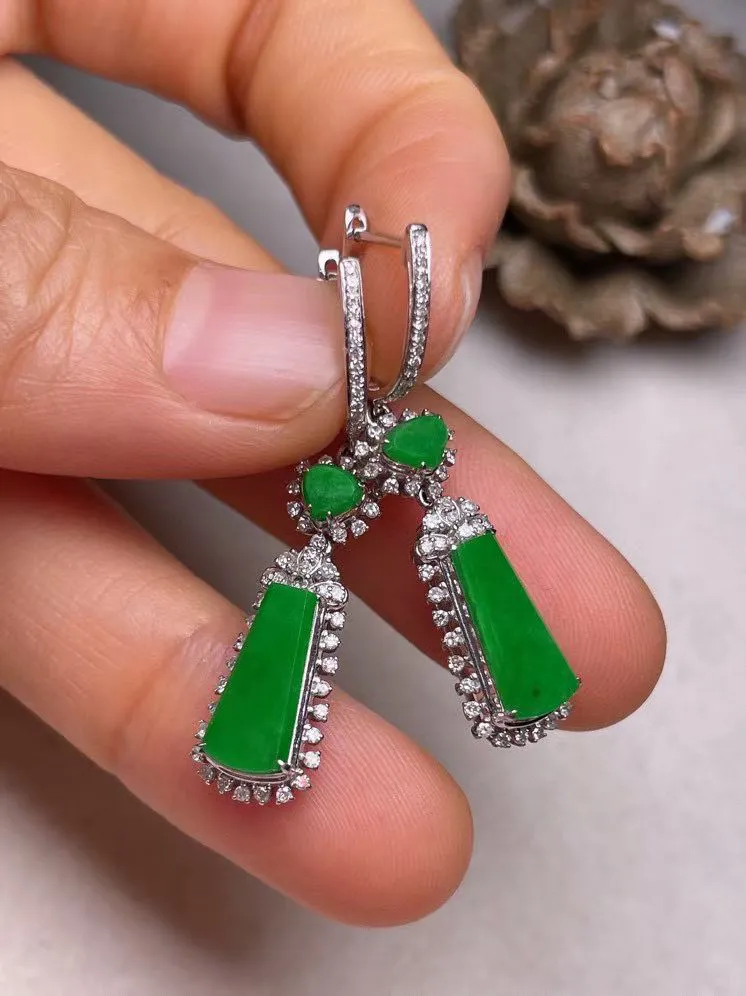 冰种阳绿无事牌耳坠、真金真钻镶嵌，种水好，玉质细腻 .裸石尺寸 12.0*6.0