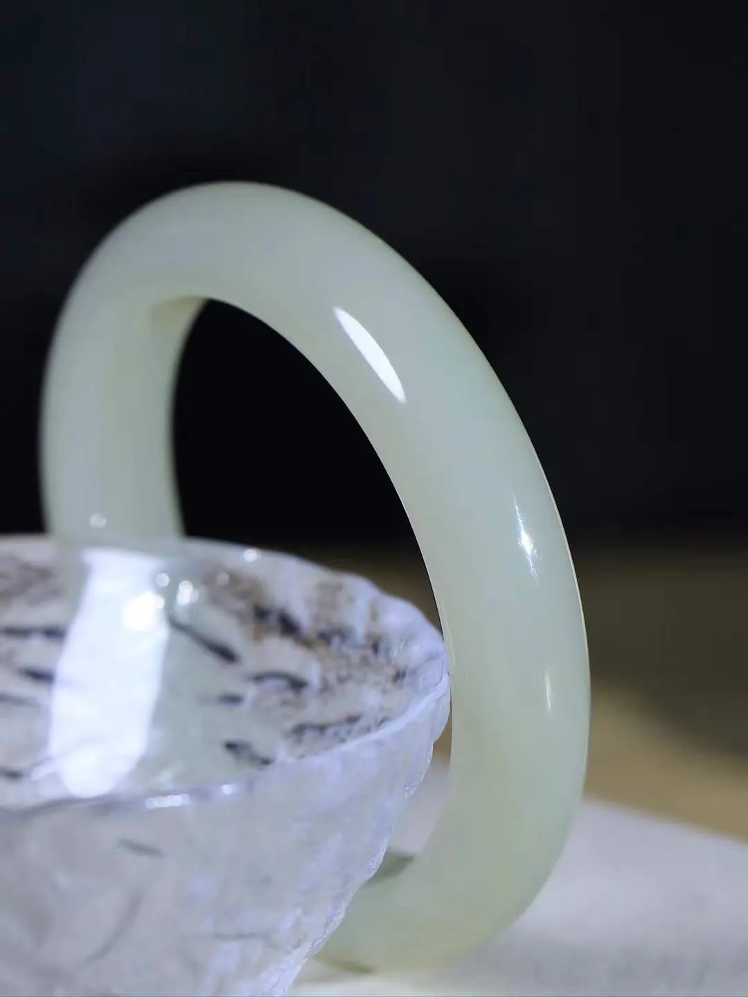 【花样年华·手镯】

精品和田玉手镯，质地油润细腻，色泽高贵典雅，镯型古朴典雅。在诗情画意的雨巷相遇，你是我腕间的一抹风情，有你眸有深情，清风荡漾湖间静水，我愿俯身低眉，在烟波涟漪处，寻你深情倩影。内径54.5mm尺寸12.5-9.5mm 重58.6克。fDL-361242288