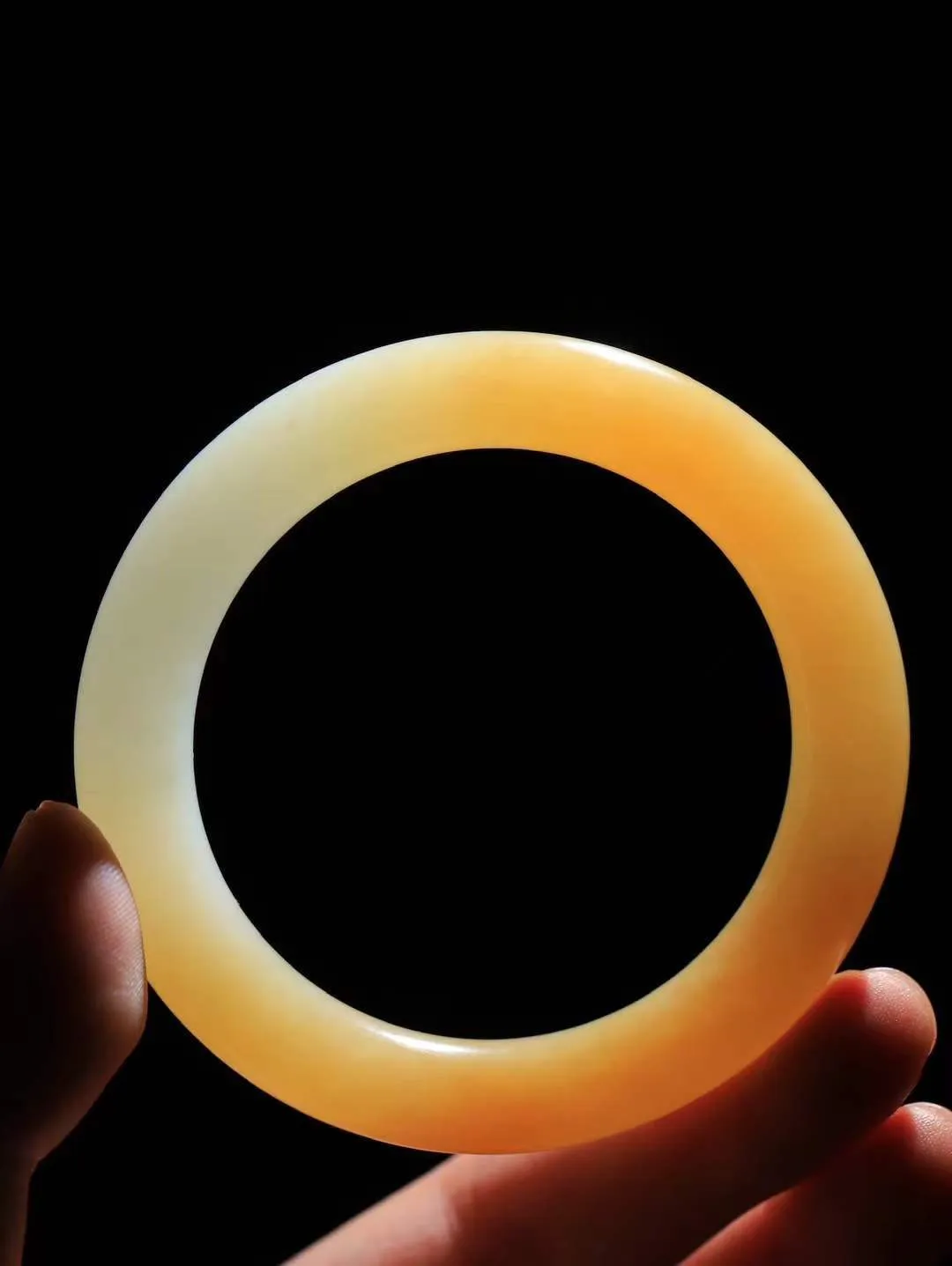 （一见倾心.手镯）

精品和田玉糖白玉圆条手镯，玉质温润细腻 油性十足 手感舒适，高华雅逸，线条流畅，简约大气，美自天成，素雅高贵。佩戴于腕间，婉约之美，举手投足间透出那低调奢华。重49克  尺寸53-10-10.3mm161251830T