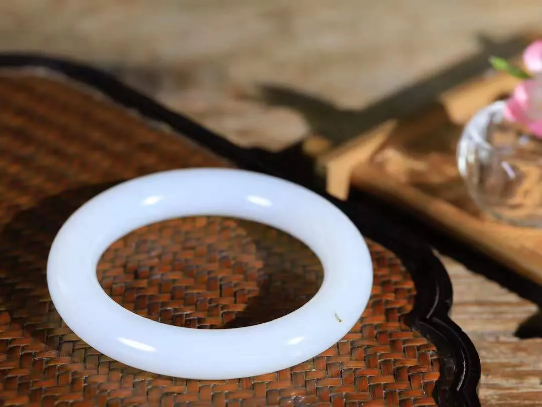 【玉佳人·手镯】

精品️和田玉白玉圆条手镯 ，玉质细腻油润，做工细致精美，端庄素雅，亭亭玉立，芊