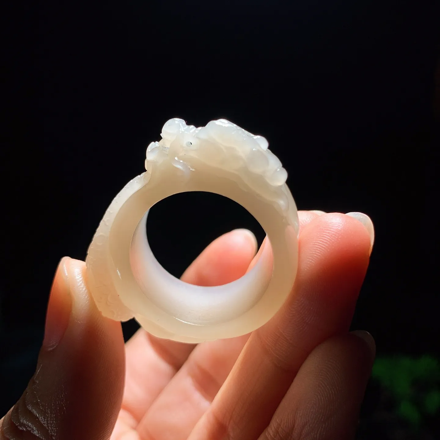 和田玉白玉龙佑一方扳指 内径23尺寸37/38/16重18克。玉质细腻油润。手推出油。佩戴高端典雅。lt251222