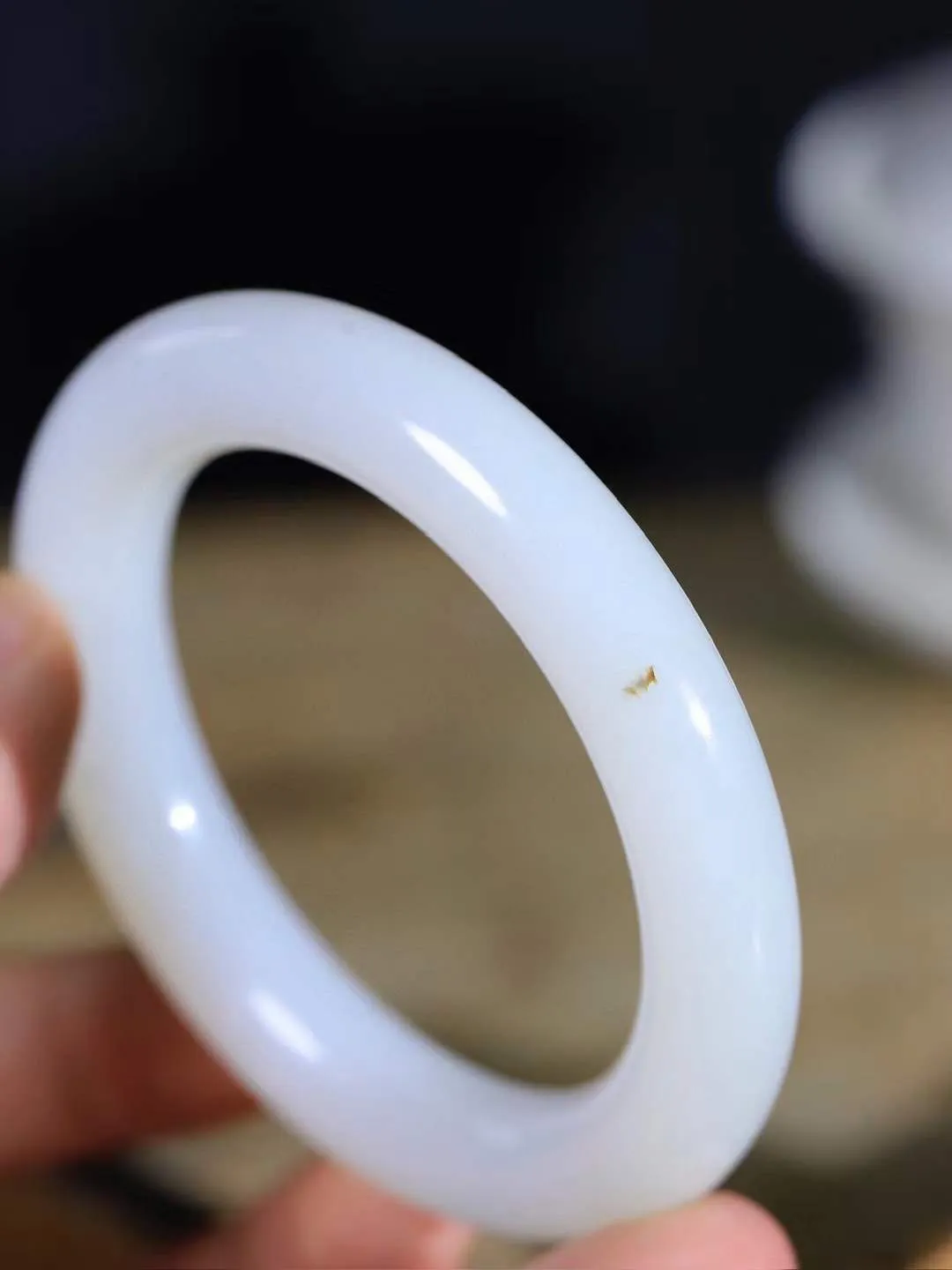 【玉佳人·手镯】

精品️和田玉白玉圆条手镯 ，玉质细腻油润，做工细致精美，端庄素雅，亭亭玉立，芊芊素手。芊芊素手，怎能忘镯？秀美圆条，更显婀娜。内径55.5mm 尺寸11.5-11.8mm重66.5克691202180A