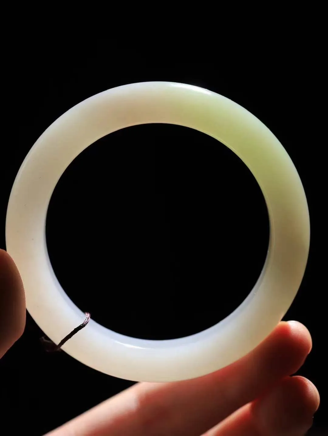 【婉约佳人.手镯】

精品和田玉三色手镯 玉质温润细腻 油性十足 手感舒适，高华雅逸，线条流畅，简约大气，美自天成，素雅高贵。佩戴于腕间，婉约之美，举手投足间透出那份低调奢华。重63.8克 内径55.5mm  尺寸12.7-9.7mm   FDA-781202133