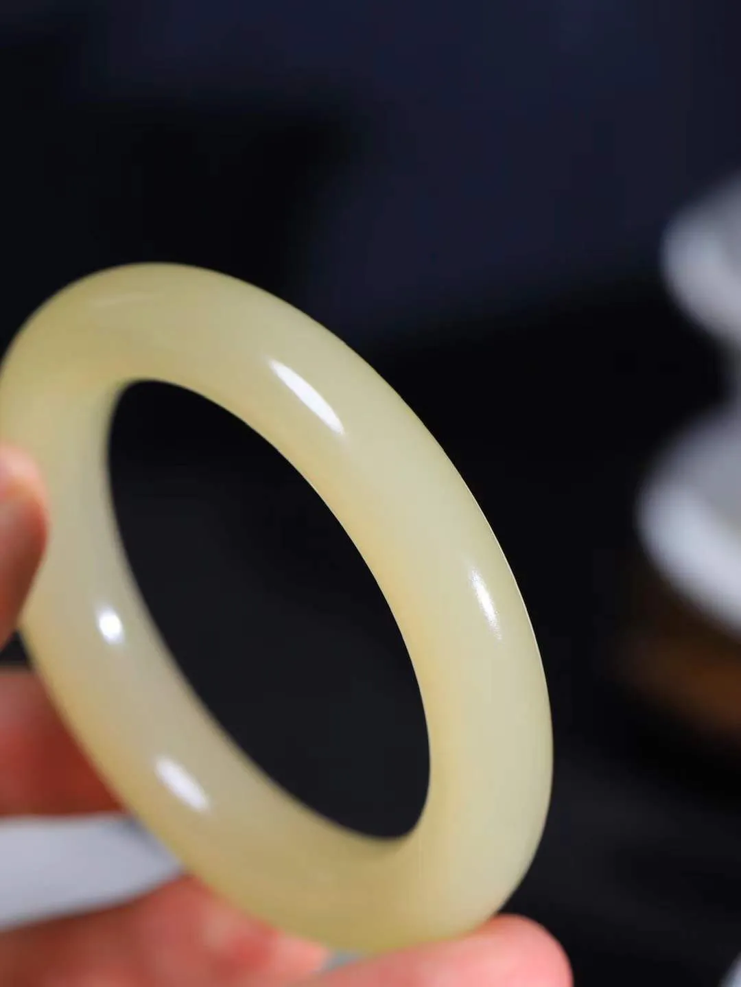 [温润如玉.手镯]

收藏级和田玉糖玉圆条手镯。玉质温润细腻 油性十足 手感舒适，高华雅逸，线条流畅，简约大气，美自天成，素雅高贵。佩戴于腕间，婉约之美，举手投足间透出那份低调奢华。重65克 内径52.5mm尺寸12-11.9mm781202114T