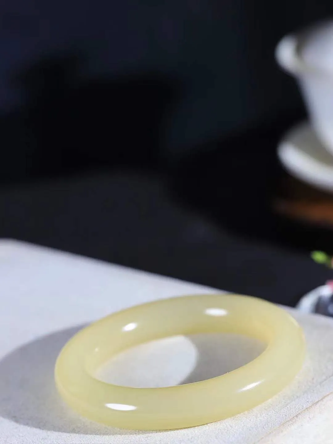 [温润如玉.手镯]

收藏级和田玉糖玉圆条手镯。玉质温润细腻 油性十足 手感舒适，高华雅逸，线条流畅，简约大气，美自天成，素雅高贵。佩戴于腕间，婉约之美，举手投足间透出那份低调奢华。重65克 内径52.5mm尺寸12-11.9mm781202114T