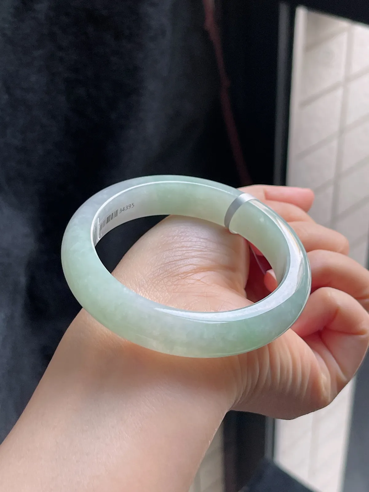 正圈57.5圈口，翡翠糯化种浅绿色手镯