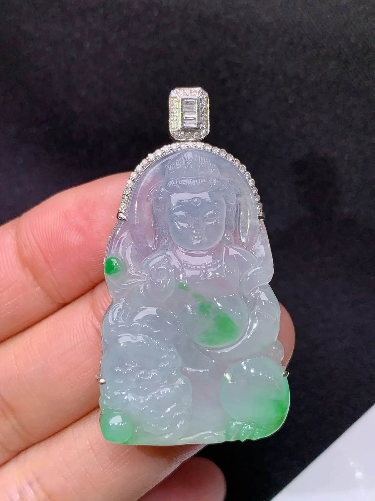冰飘绿文殊吊坠，18k金镶嵌，冰润细腻，品相好，种水足 尺寸46*24.7*7.9