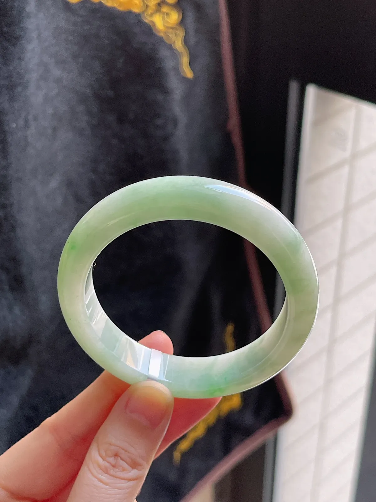 正圈54圈口，翡翠糯化种淡绿色手镯