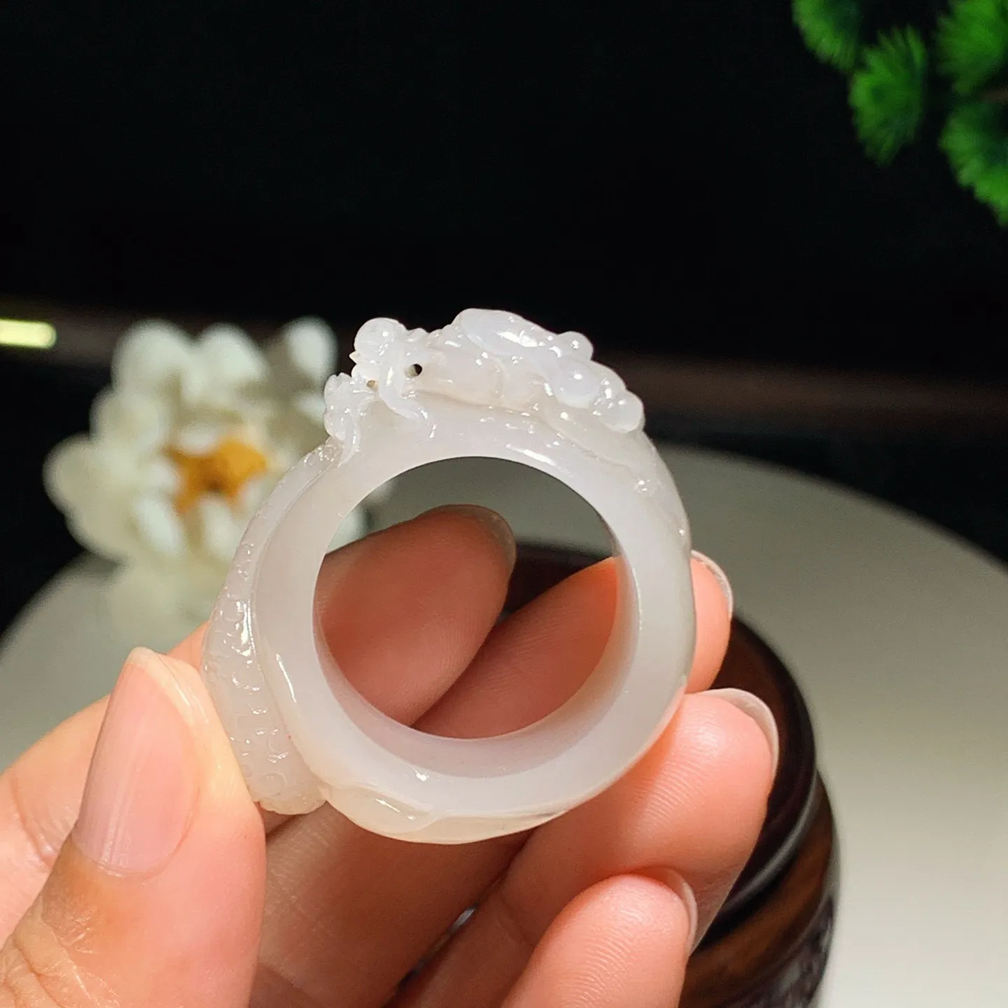 和田玉白玉龙佑一方扳指 内径23尺寸37/38/16重18克。玉质细腻油润。手推出油。佩戴高端典雅。lt251222