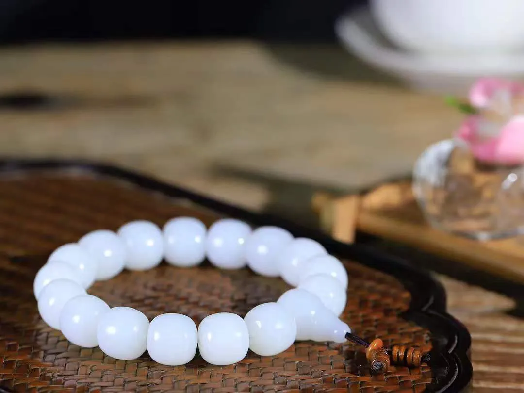 （老型珠.手串）

精品和田玉白玉老型珠手串，也可做手持，玉质细腻油润 饱满光滑 质朴无华，悠远简