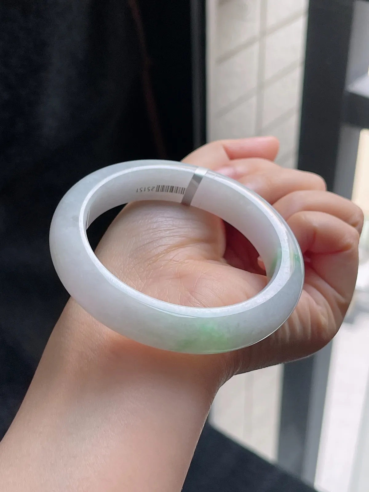 正圈55.6圈口，翡翠糯化种飘绿手镯