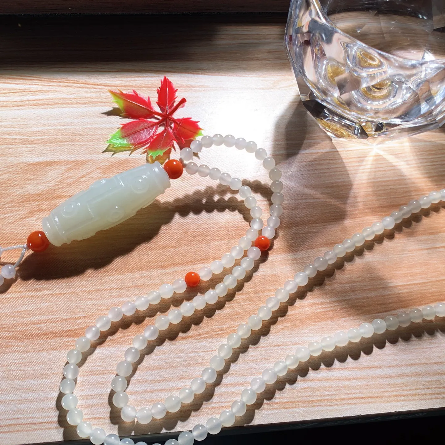 新疆和田玉羊脂白九眼天珠挂件。尺寸38/14重27克。玉质细腻油润。手推出油。佩戴高端典雅。lt251222