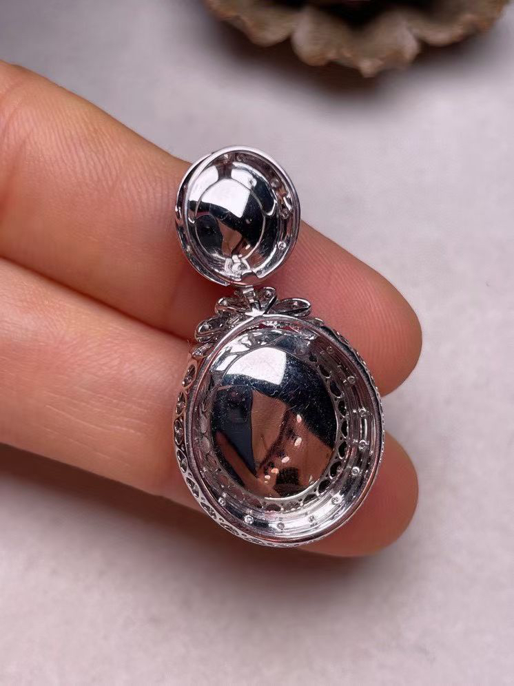 冰种阳绿蛋面吊坠、真金真钻镶嵌，种水好，玉质细腻 .裸石尺寸 17.2*14.3