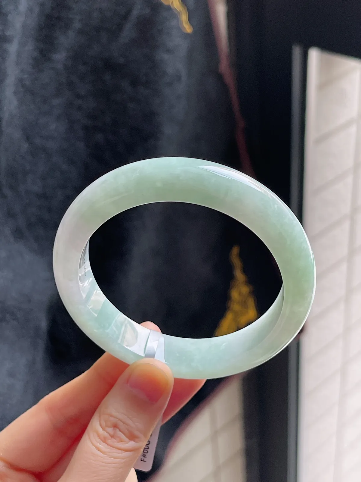 正圈57.5圈口，翡翠糯化种浅绿色手镯