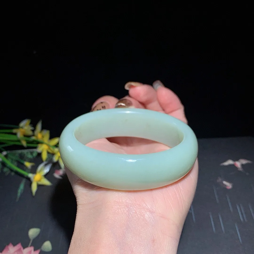 和田玉53圈口且末蓝贵妃宽版手镯！圈口58/48宽19玉质细腻油润 底色纯净 无裂无杂 脂粉好，品质