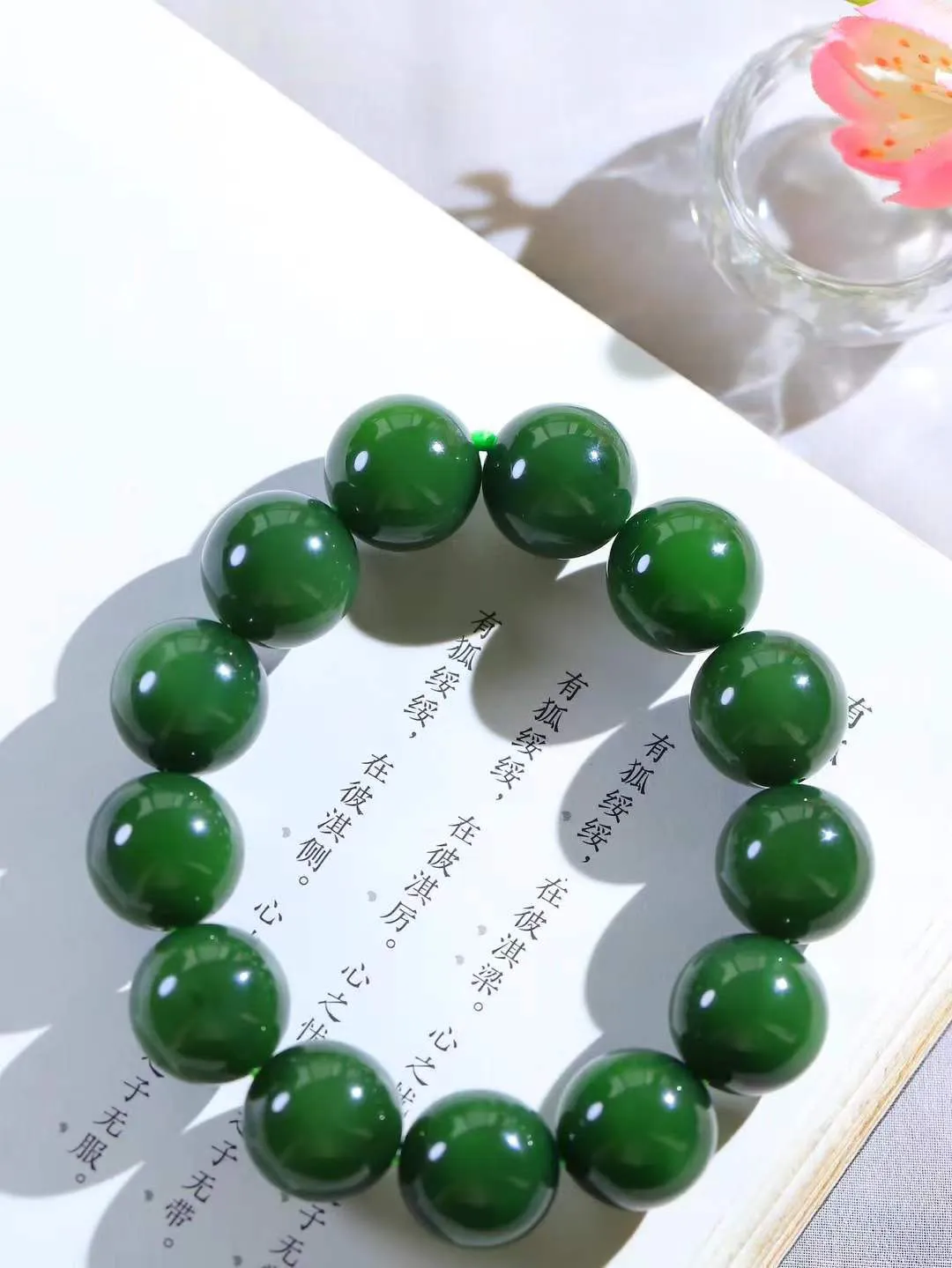 【珠圆玉润.手串】

收藏级臻品️和田玉碧玉微猫眼珠圆玉润手串 玉质温润细腻  整串打磨圆润，佩戴舒适。珠珠落玉盘，间关莺语花底滑，一生美好时光，无论身在何处，都有它相伴相守。事事顺遂，幸福美满，吉祥如意。重117.5克 尺寸取一17.8mm FDT-161202113