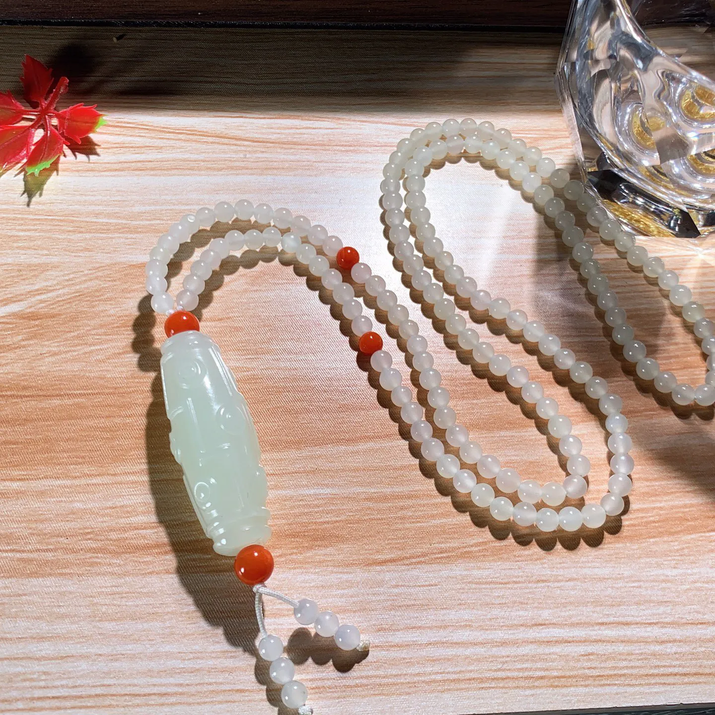 新疆和田玉羊脂白九眼天珠挂件。尺寸38/14重27克。玉质细腻油润。手推出油。佩戴高端典雅。lt25