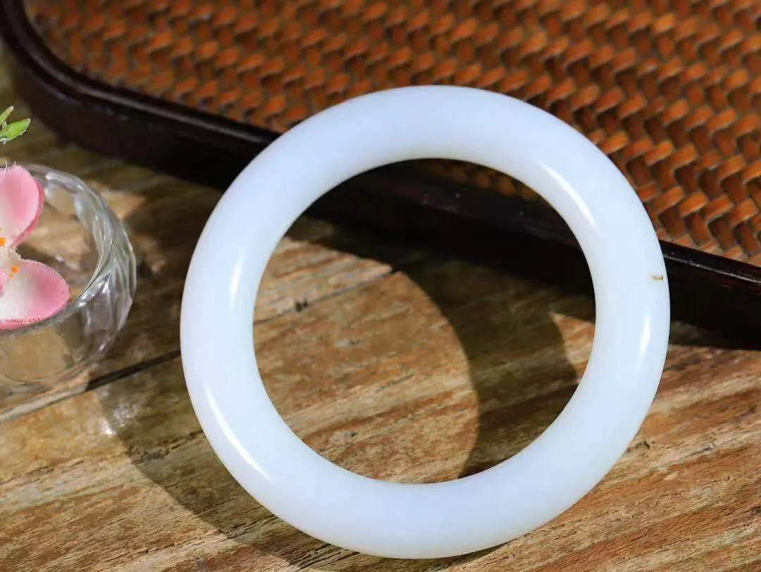 【玉佳人·手镯】

精品️和田玉白玉圆条手镯 ，玉质细腻油润，做工细致精美，端庄素雅，亭亭玉立，芊芊素手。芊芊素手，怎能忘镯？秀美圆条，更显婀娜。内径55.5mm 尺寸11.5-11.8mm重66.5克691202180A