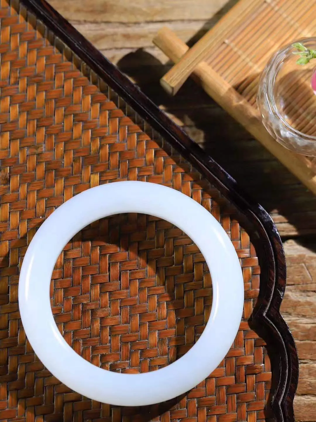 【柔情素语·手镯】

精品和田玉白玉手镯，玉质细腻温润，手感舒适，️线条流畅，简约大气，美自天成，佩戴于腕间，婉约之美，举手投足间透出那份低调奢华，醉人心扉。重52.3克 内径圈口51.5mm  尺寸11-10mm   FDA-551242100