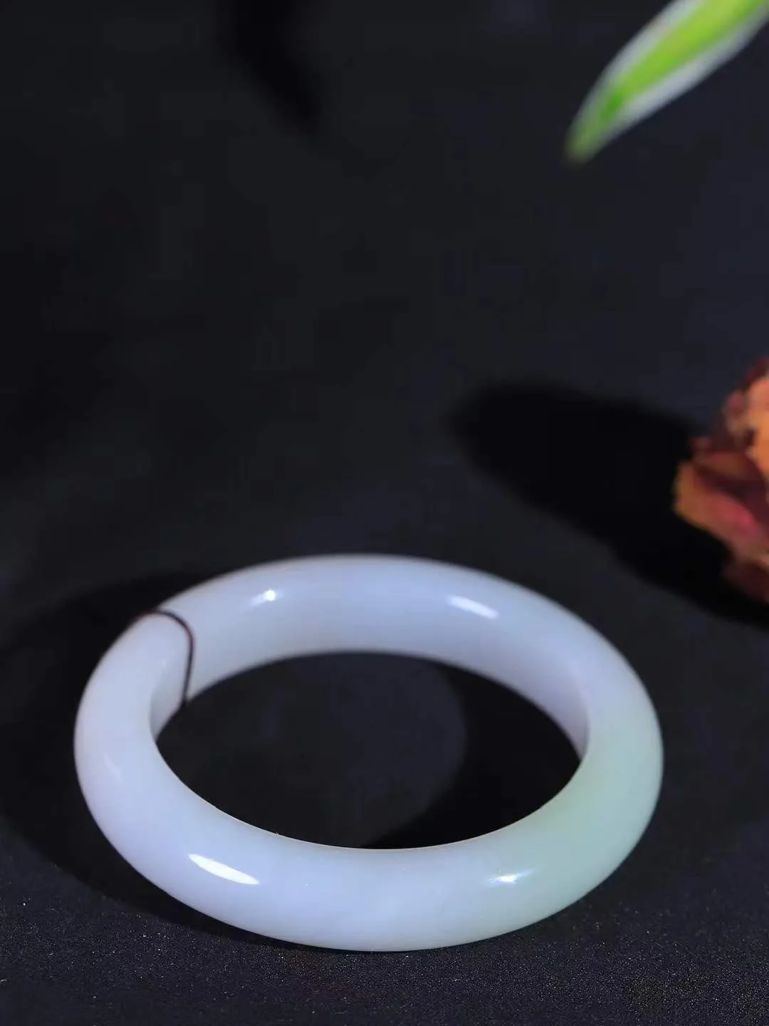 【婉约佳人.手镯】

精品和田玉三色手镯 玉质温润细腻 油性十足 手感舒适，高华雅逸，线条流畅，简约