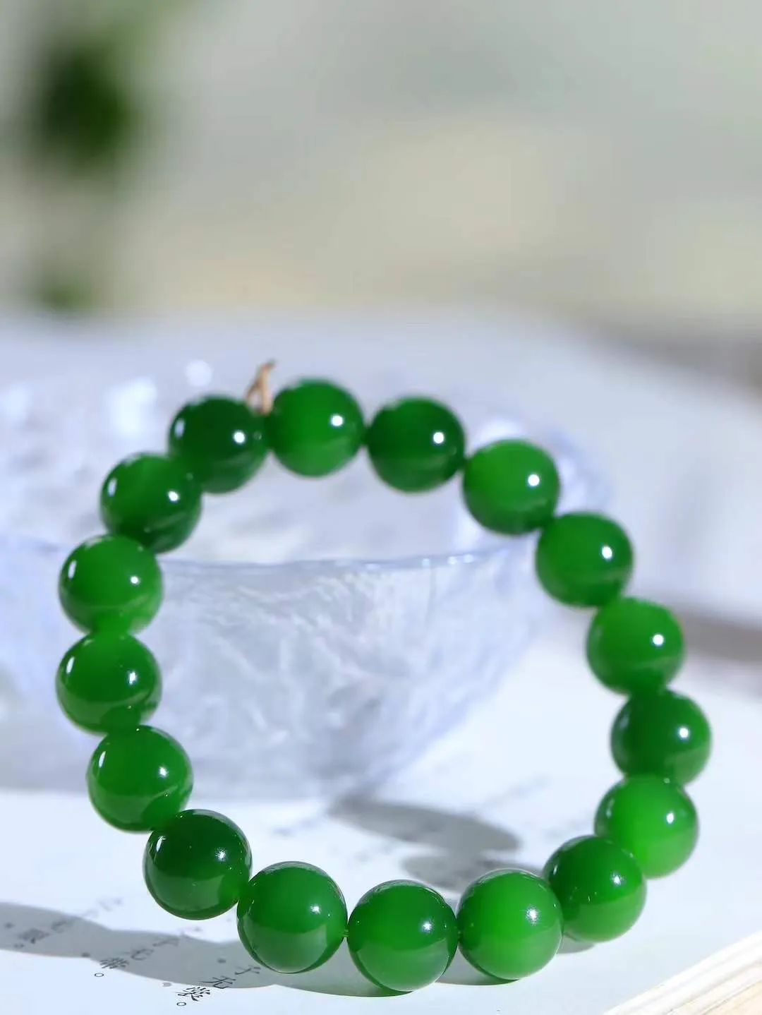 【珠圆玉润.手串】

精品和田玉碧玉珠圆玉润手串 玉质温润细腻  整串打磨圆润，佩戴舒适。珠珠落玉盘，间关莺语花底滑，一生美好时光，无论身在何处，都有它相伴相守。事事顺遂，幸福美满，吉祥如意。重46克 尺寸取一12mm  FDA-221252133