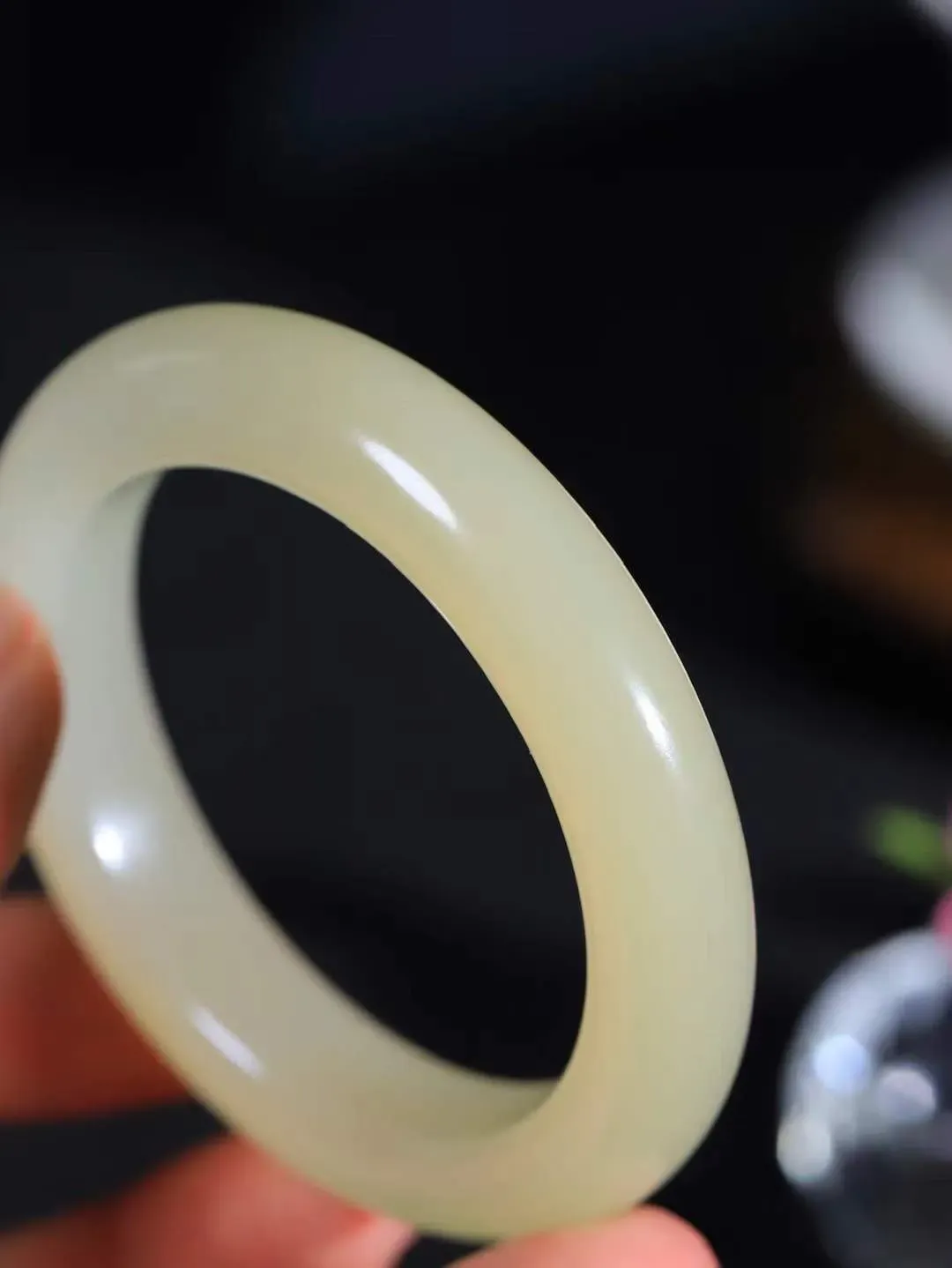 【婉约佳人.镯】

精品和田玉蜂蜜水手镯，玉质细腻，触感温润，佩戴它，感受玉石的温度与自然的灵性，让每一天都充满诗意与美好。重55.5克  尺寸51.5-12-9.5mm  111252133T