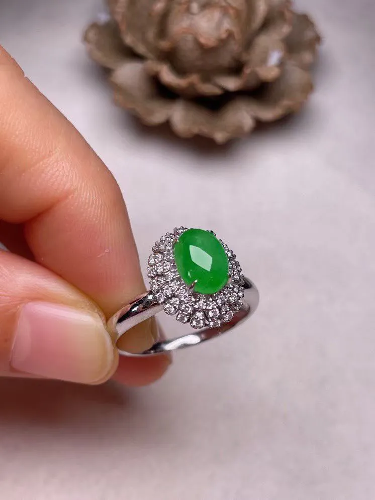 冰种阳绿蛋面戒指、真金真钻镶嵌，种水好，玉质细腻 .裸石尺寸 7.7*5.5