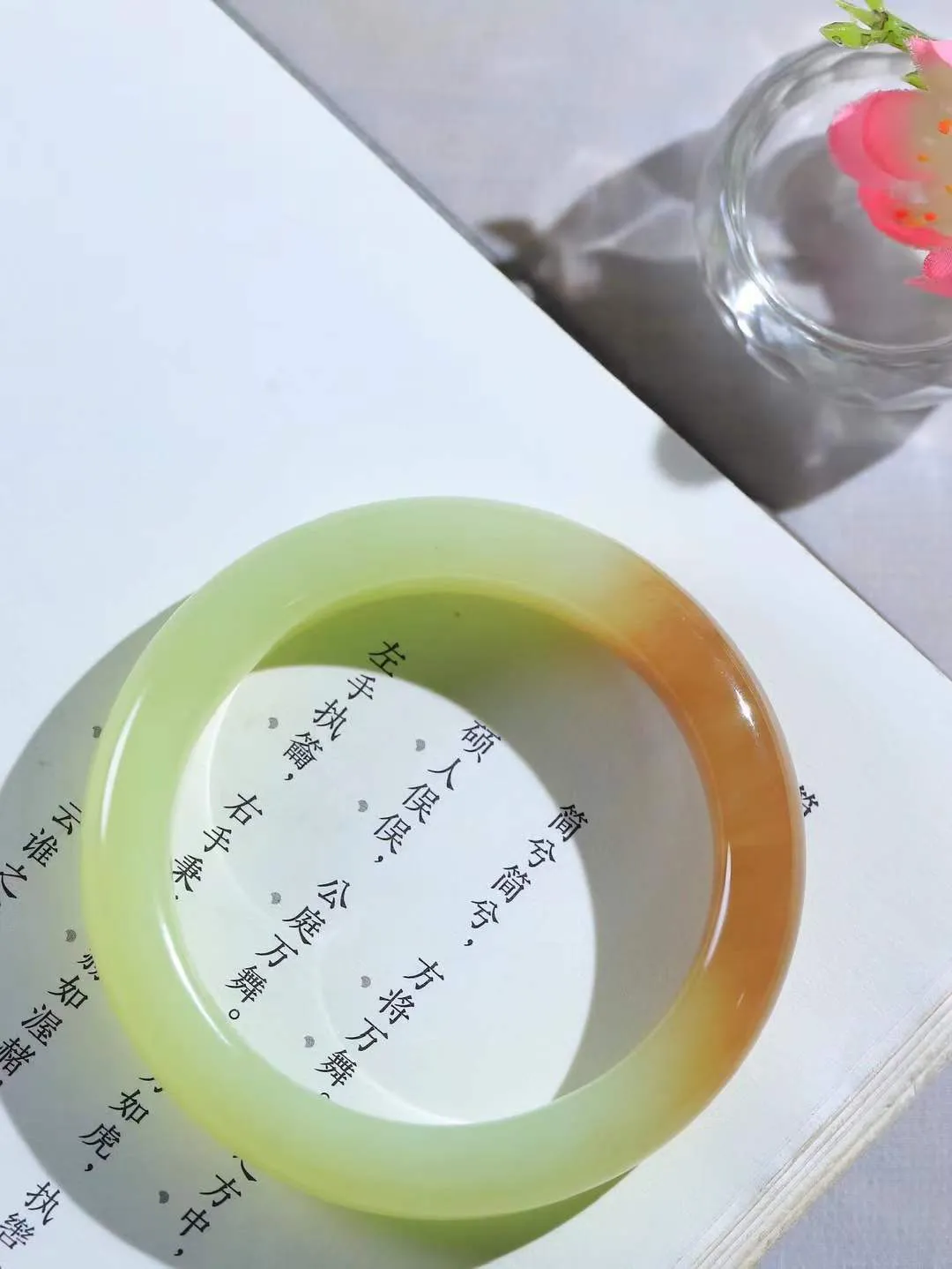 【婉约佳人.手镯】

精品和田玉黄口带糖手镯 玉质温润细腻 油性十足 手感舒适，高华雅逸，线条流畅，简约大气，美自天成，素雅高贵。佩戴于腕间，婉约之美，举手投足间透出那份低调奢华。重53.36克 内径53mm  尺寸12-9mm   FDL-111272133