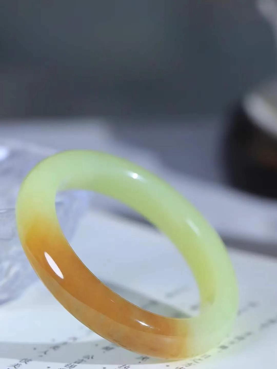 【婉约佳人.手镯】

精品和田玉黄口带糖手镯 玉质温润细腻 油性十足 手感舒适，高华雅逸，线条流畅，简约大气，美自天成，素雅高贵。佩戴于腕间，婉约之美，举手投足间透出那份低调奢华。重53.36克 内径53mm  尺寸12-9mm   FDL-111272133