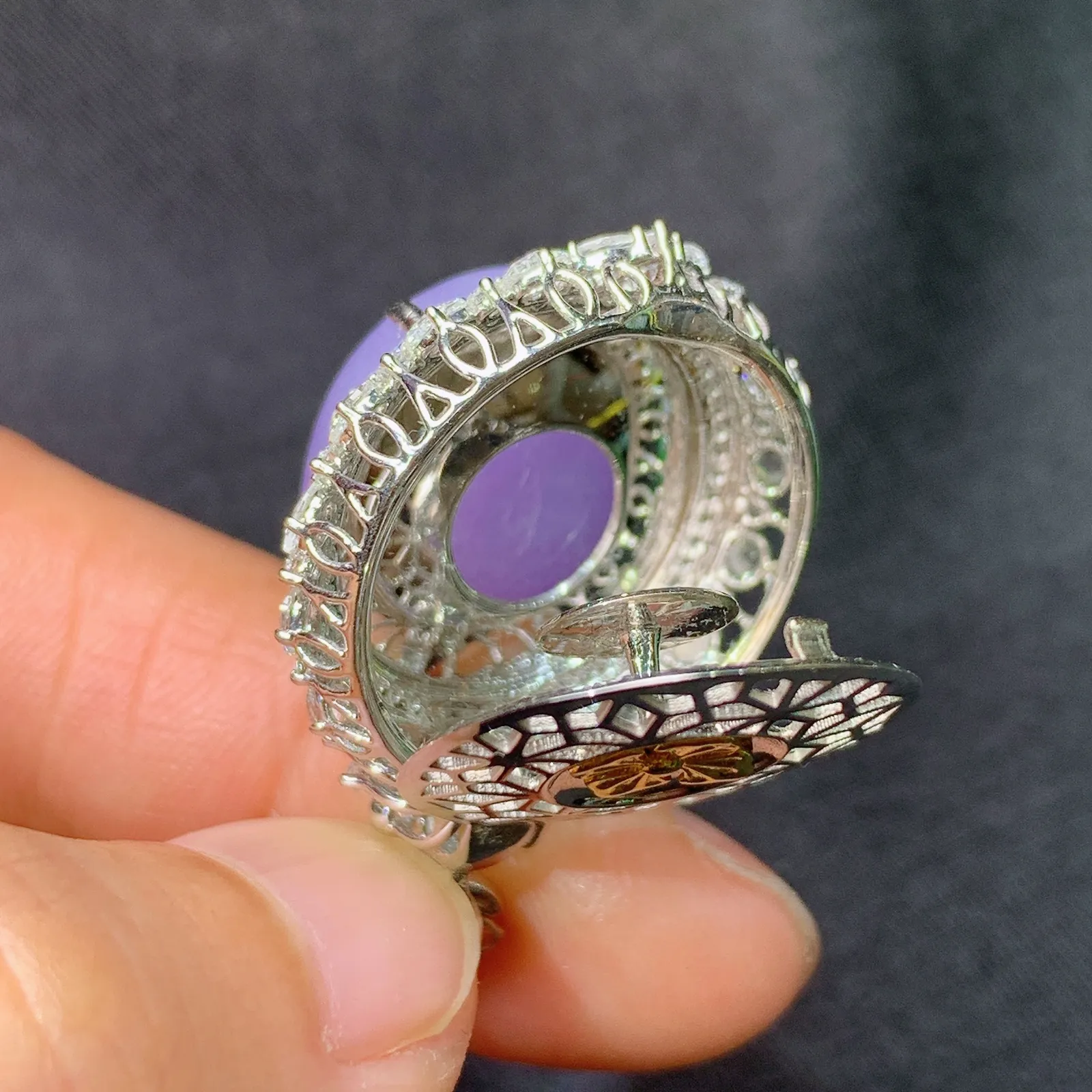 紫罗兰蛋面吊坠，18k金镶嵌，温润细腻，色泽浓郁 尺寸35.8*22.2*14.6