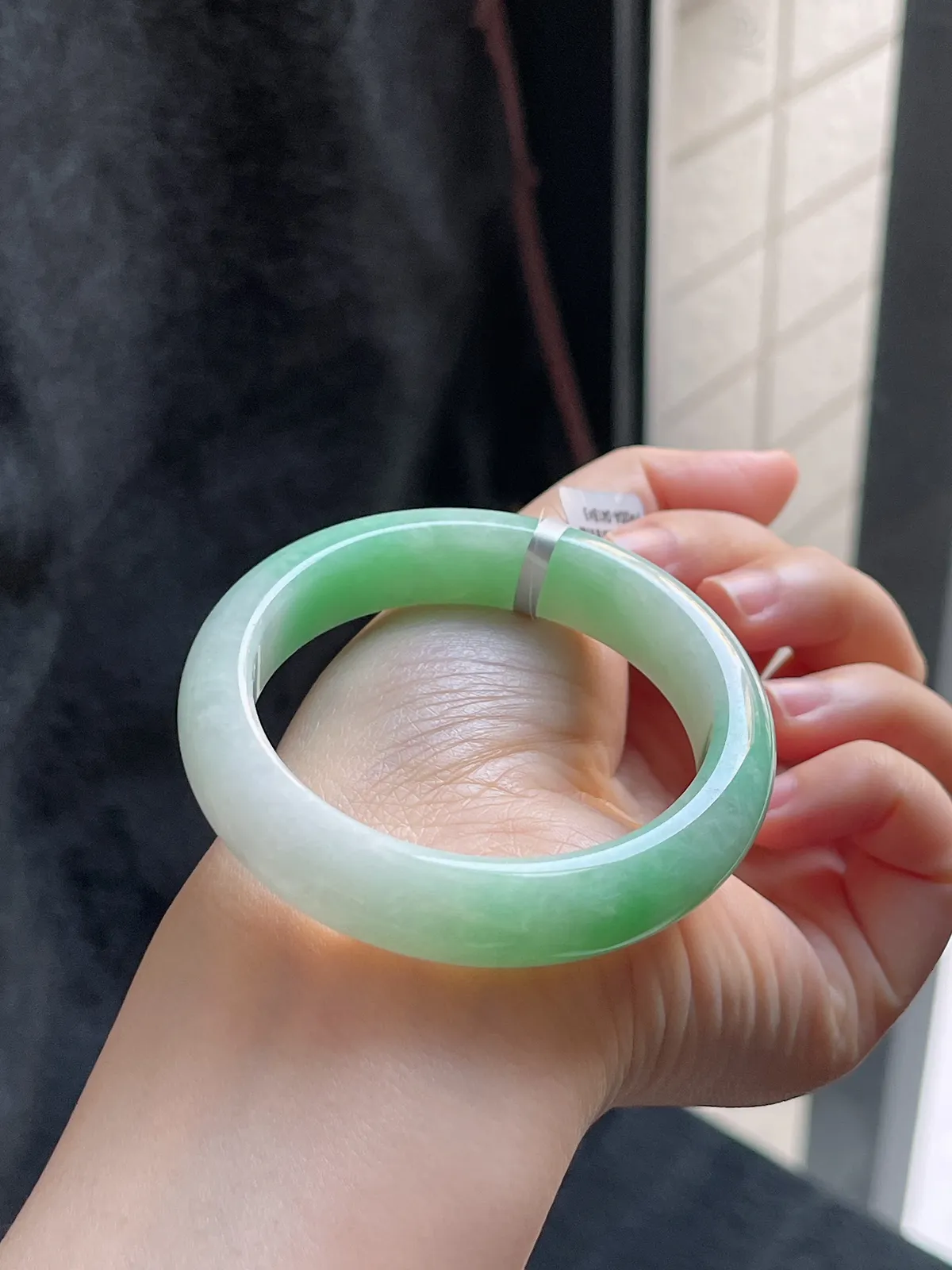 正圈51.5圈口，翡翠糯化种淡绿色手镯