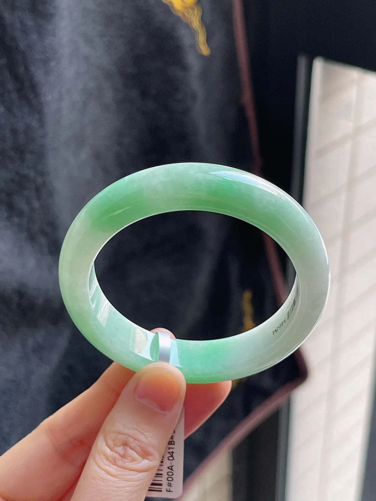 正圈51.5圈口，翡翠糯化种淡绿色手镯