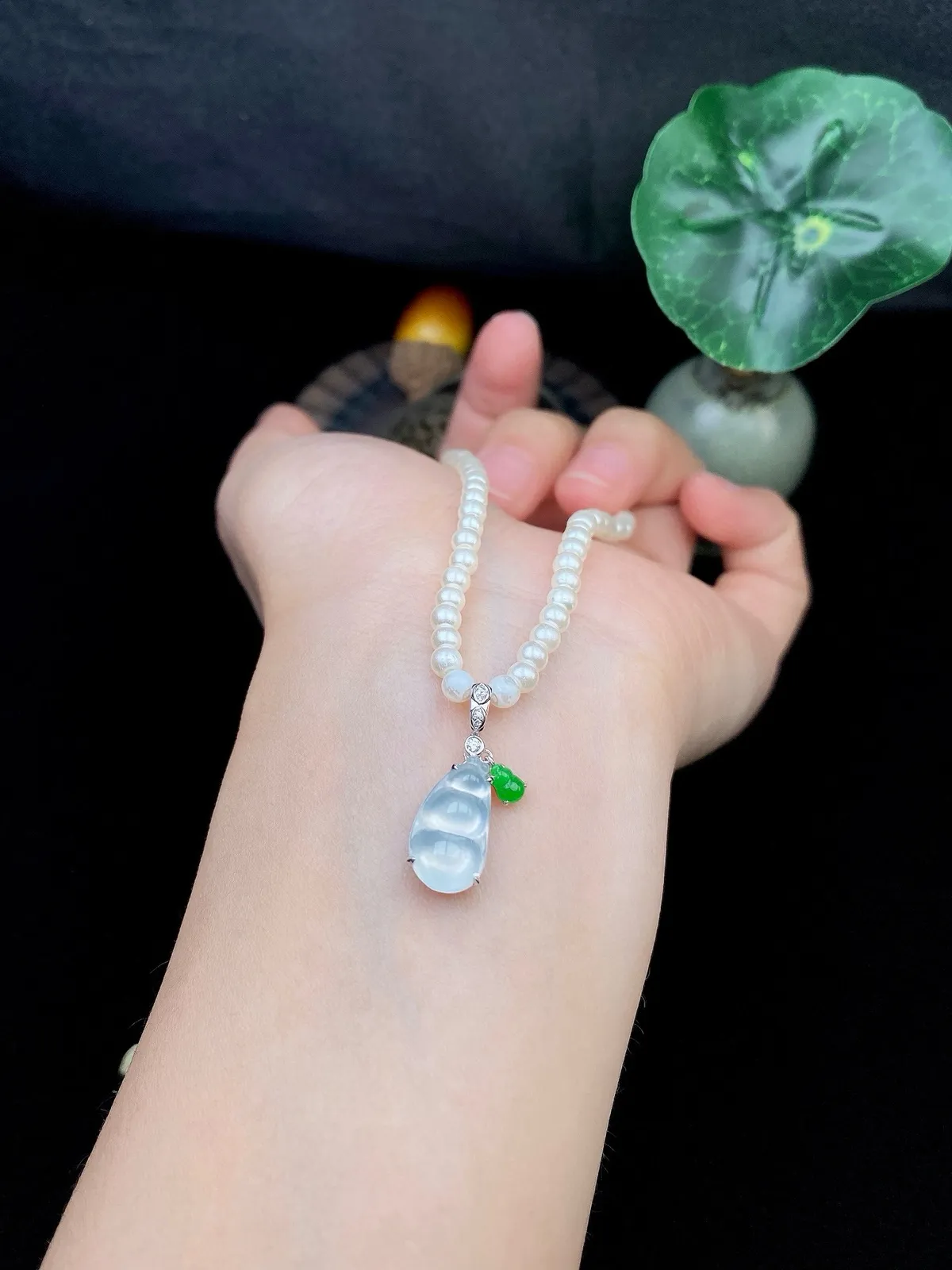 【冰种福豆小滴流】流行扣款，多种佩戴搭配，冰感十足，晶莹透亮，18K金钻镶嵌，裸石尺寸14*8*4毫