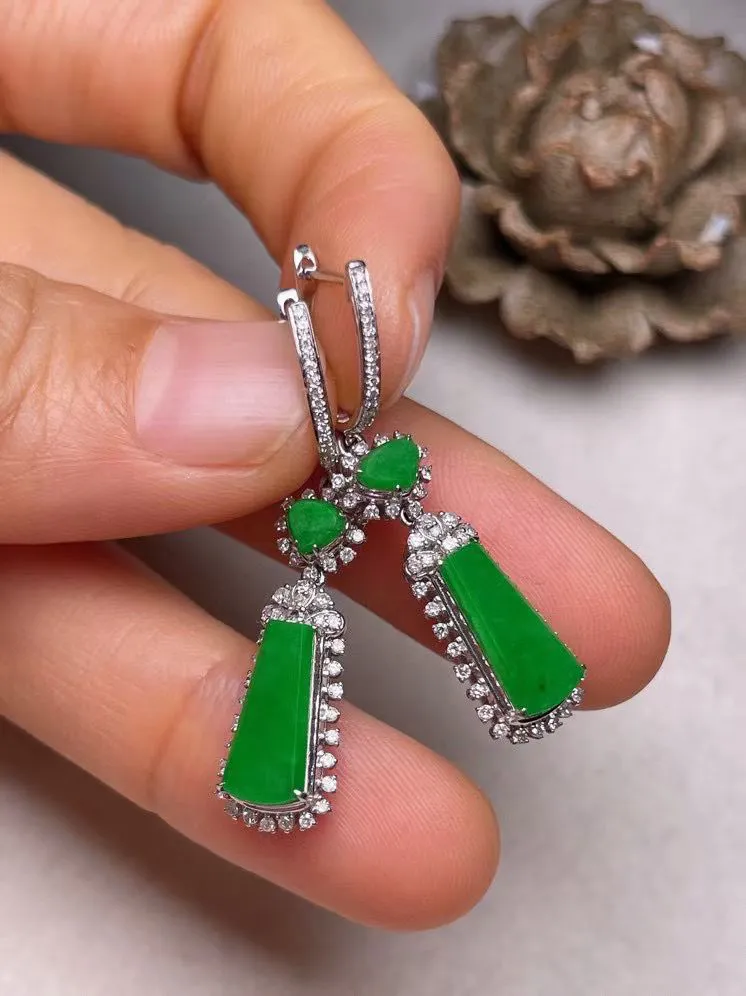 冰种阳绿无事牌耳坠、真金真钻镶嵌，种水好，玉质细腻 .裸石尺寸 12.0*6.0