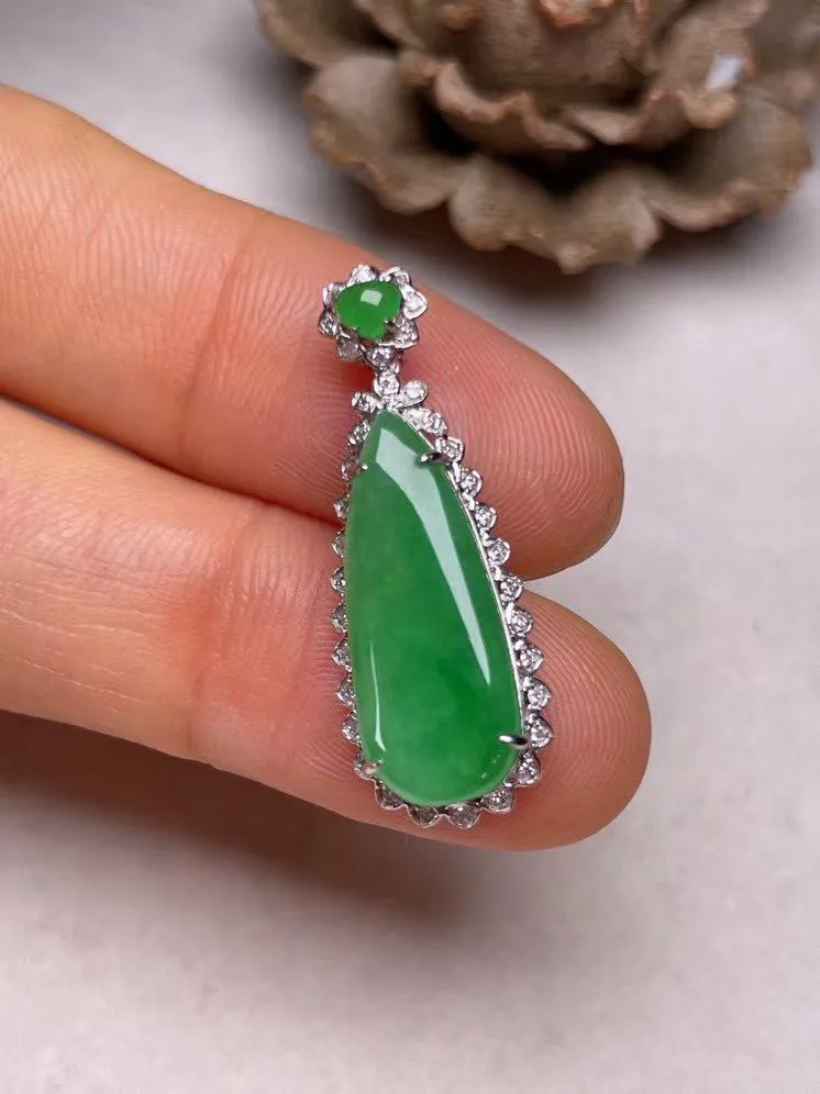 冰糯种满色福瓜吊坠、真金真钻镶嵌，种水好，玉质细腻 .裸石尺寸 19.3*8.0