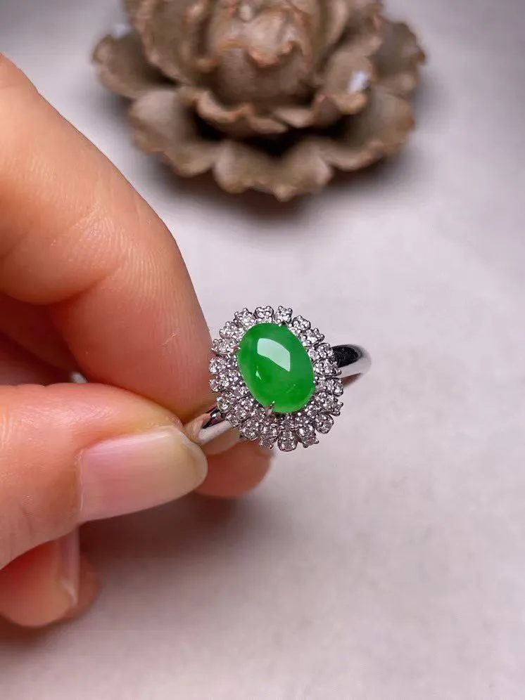 冰种阳绿蛋面戒指、真金真钻镶嵌，种水好，玉质细腻 .裸石尺寸 7.7*5.5