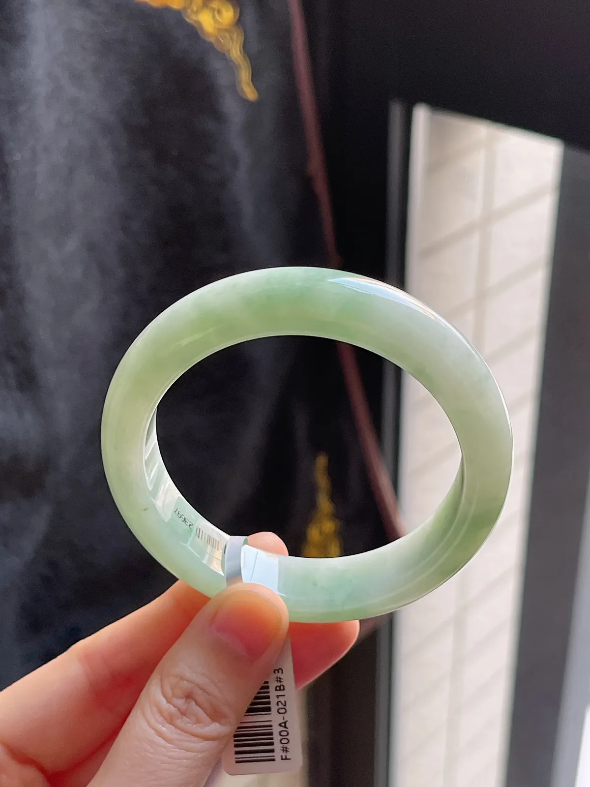 正圈54圈口，翡翠糯化种淡绿色手镯