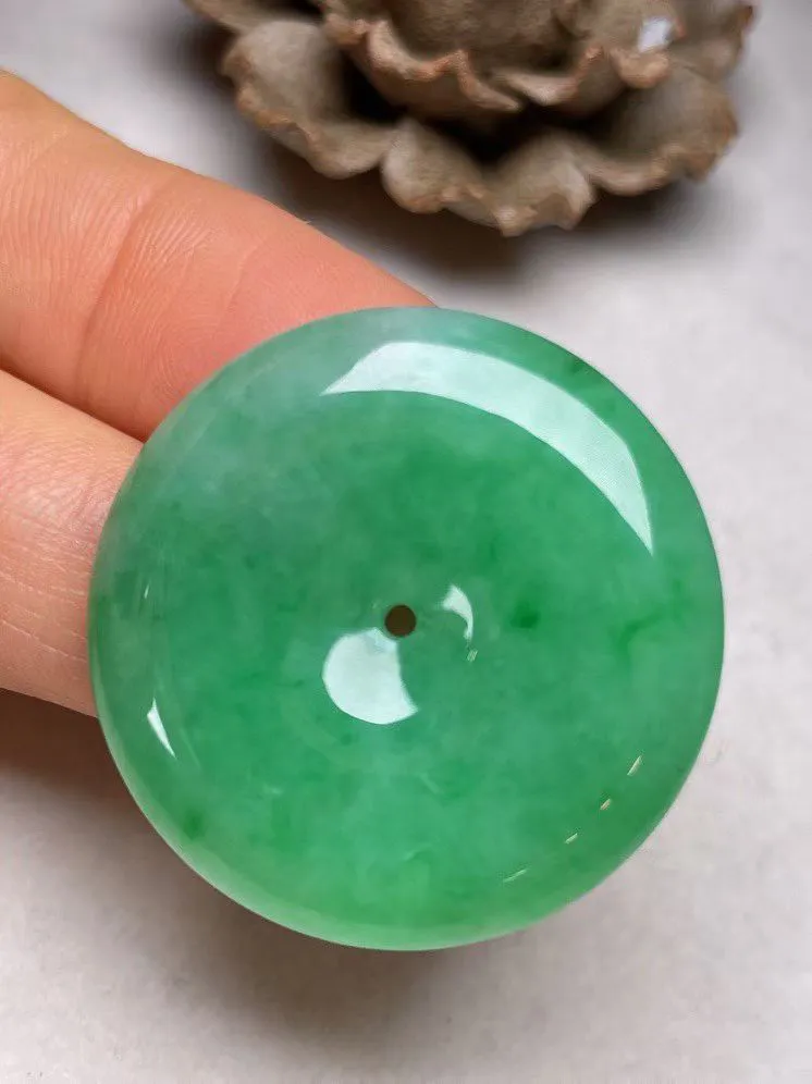冰糯种飘绿【平安扣】吊坠，种水好、玉质细腻 ，卖相好.