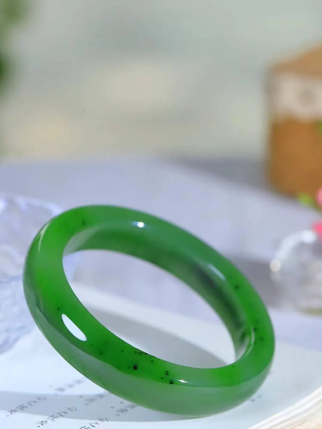 【碧波流转·手镯】

精品️和田玉碧玉手镯，玉质细腻温润，手感舒适，️线条流畅，简约大气，美自天成，佩戴于腕间，婉约之美，举手投足间透出那份低调奢华，醉人心扉。
重82.4克 内径圈口61mm  尺寸13.3-10.2mm  FDT-111252133