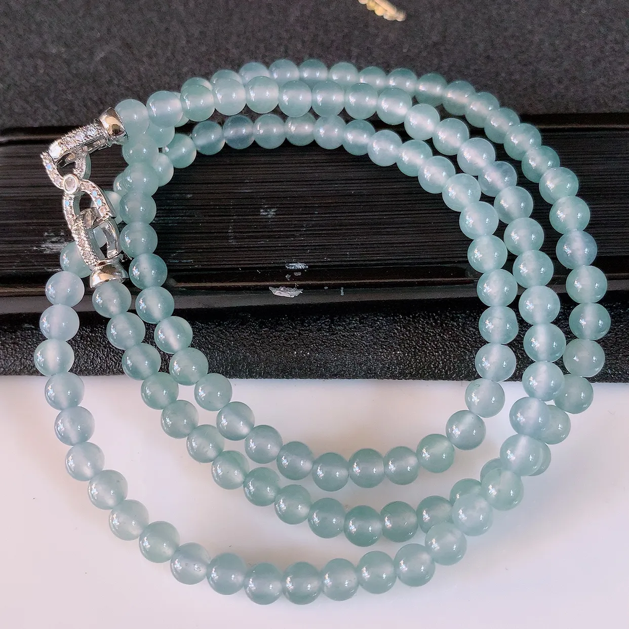 自然光实拍，冰种翡翠珠链，翠色漂亮，料子细腻，高档大气，自戴送礼佳品！#001.1取一尺寸5mm